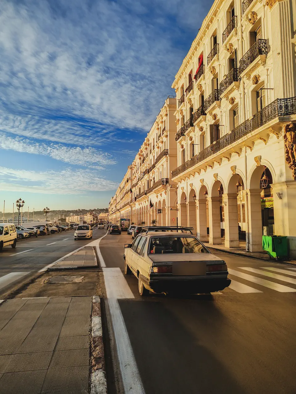 Boulevard du front de mer à Alger, immeubles blancs à arcades