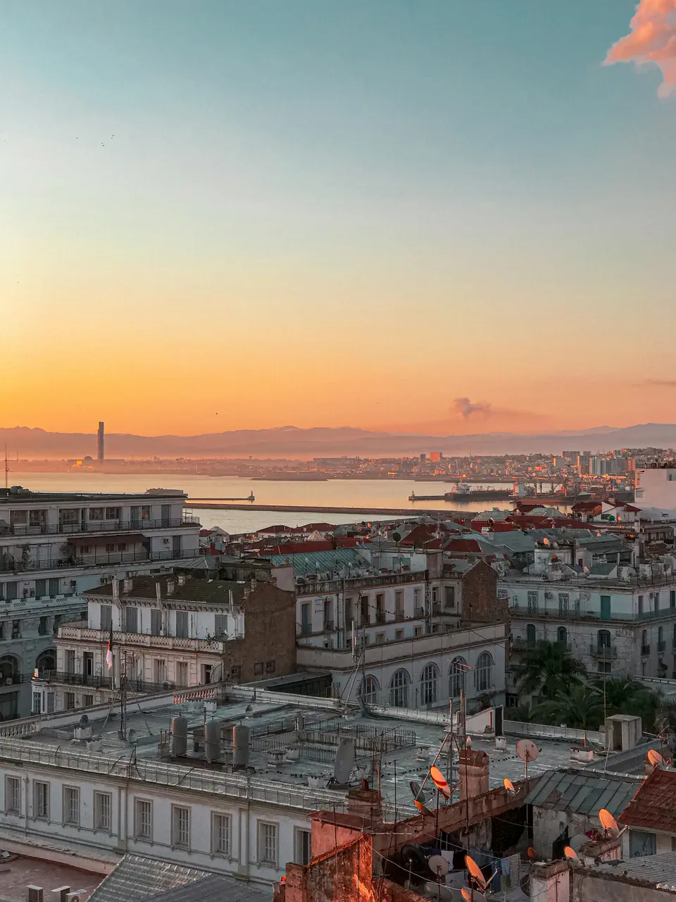 Toits d'Alger au coucher du soleil