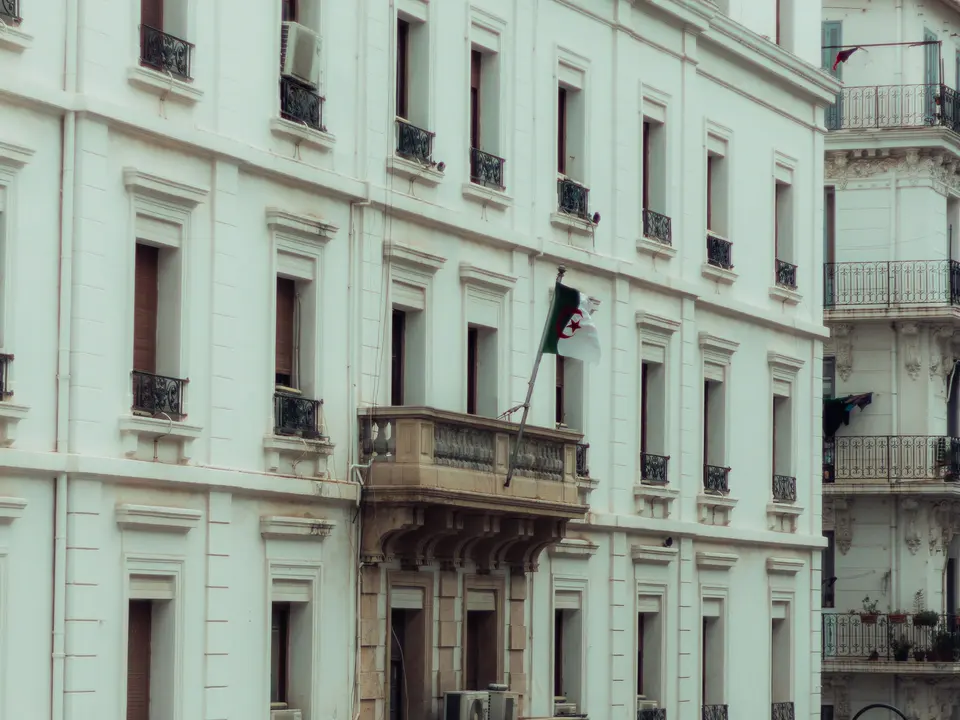 Façade haussmannienne blanche à balcons