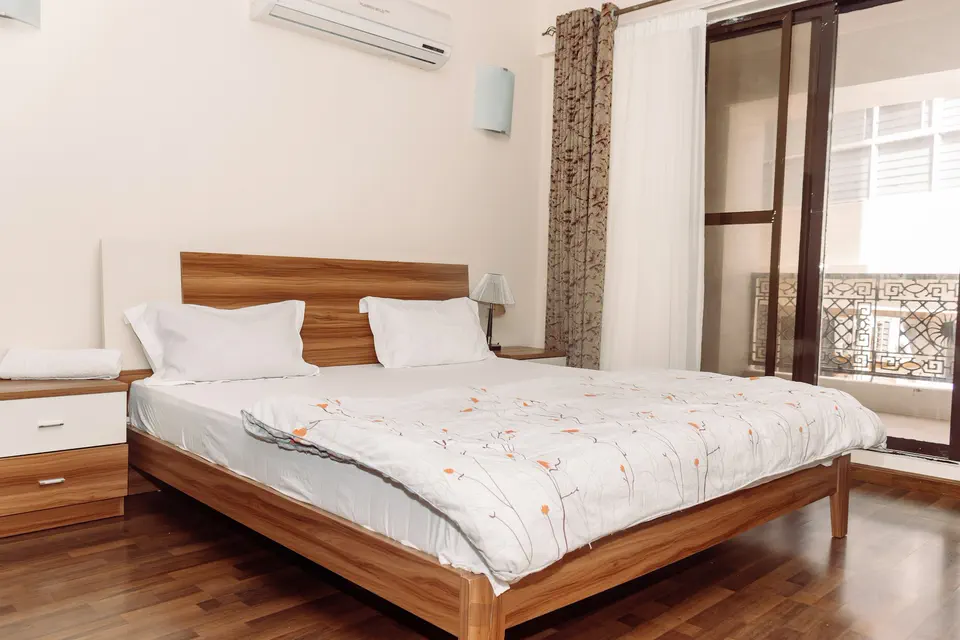 Chambre avec lit en bois et climatiseur