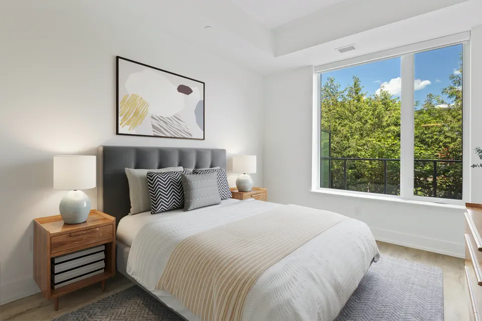 Chambre avec fenêtre sur les arbres