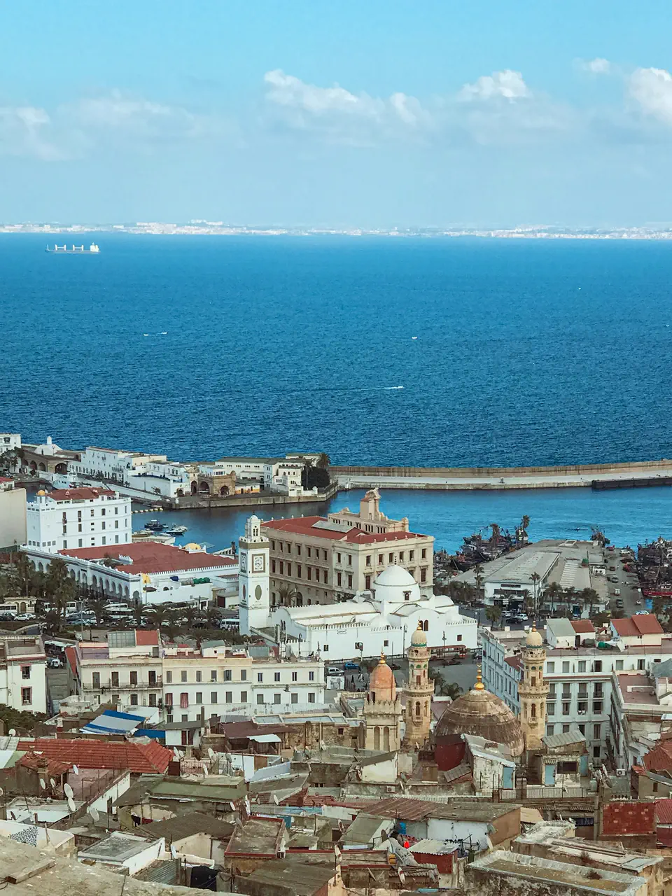 Vue sur la mer et la vieille ville