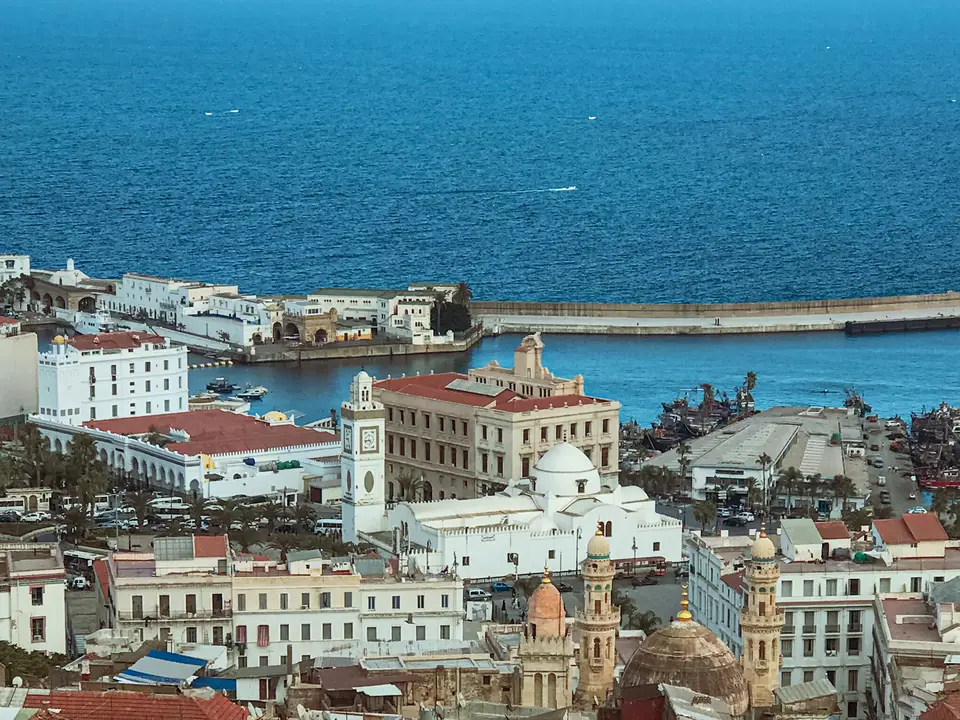 Vue sur la mer et la vieille ville